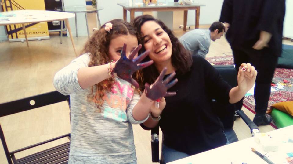 Le Smartsitting garde d'enfants et babysitting créatif : smartsitter fait un atelier arts plastiques dessin peinture avec un enfant